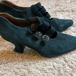 Size 100 Very lightly Used Via Spahn Clarke 2 1/2 inch heels